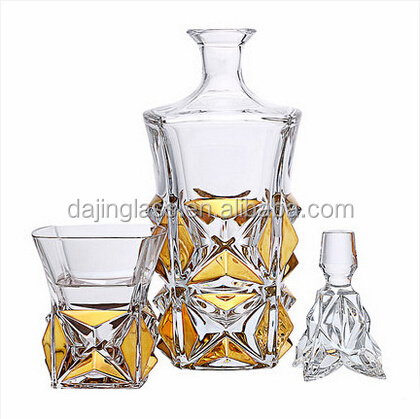 Wholesale High End Modern Bulk Crystal Whiskey Bottle Engraved Glass Wine Decanter Set water Bottle For Holiday Gift