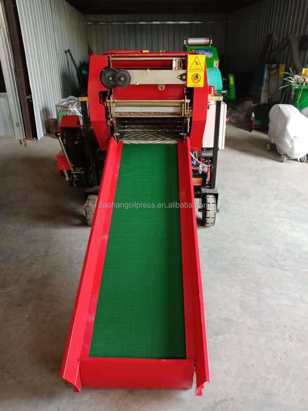 Diesel motor corn silage hay wrapping machine mini round baler for Kenya