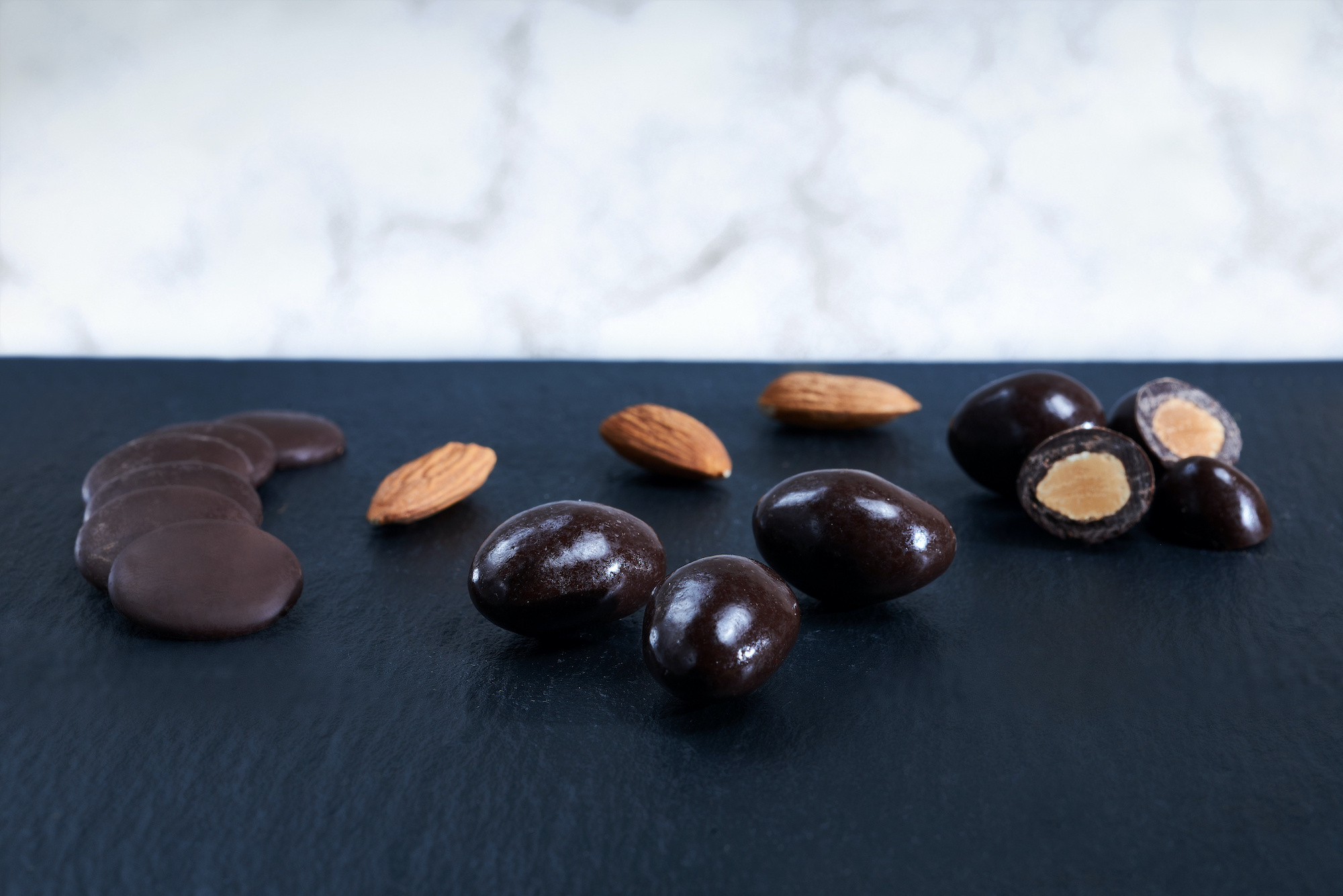 Ready to sell to suppliers almond roasted coated of special dark chocolate in 1 kg ten-pieces box