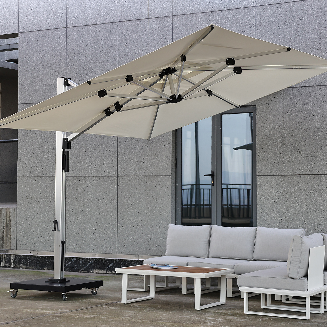 Wholesale Heavy Duty Motorized Large Commercial Sun Garden Customized Cantilever Restaurant Market Patio Outdoor Umbrellas