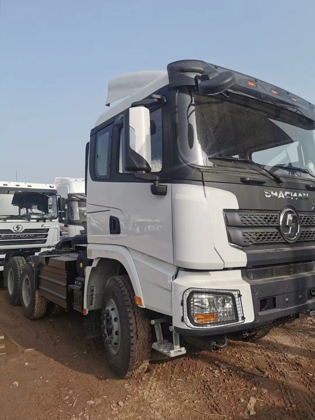 Factory price Heavy Sino 420 horse power tractor truck for pulling semi trailer ZZ4257V3241W