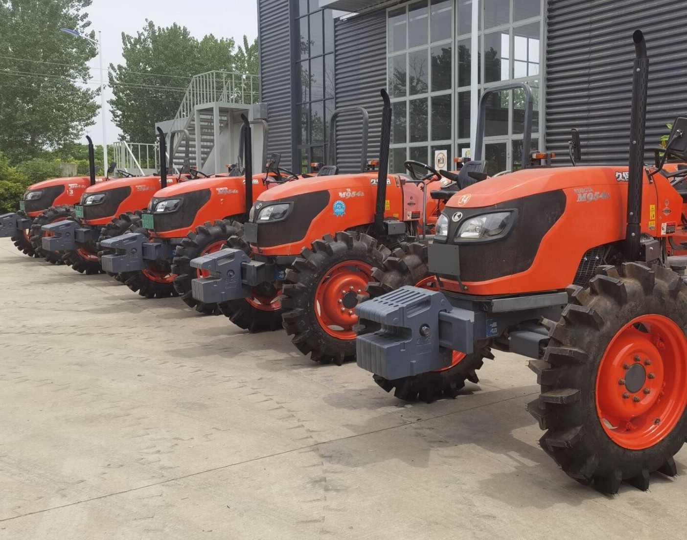 Used Japanese tractor KUBOTA farm tractors 70HP 95HP 100HP 130HP 4x4 wheeled tractor for sale