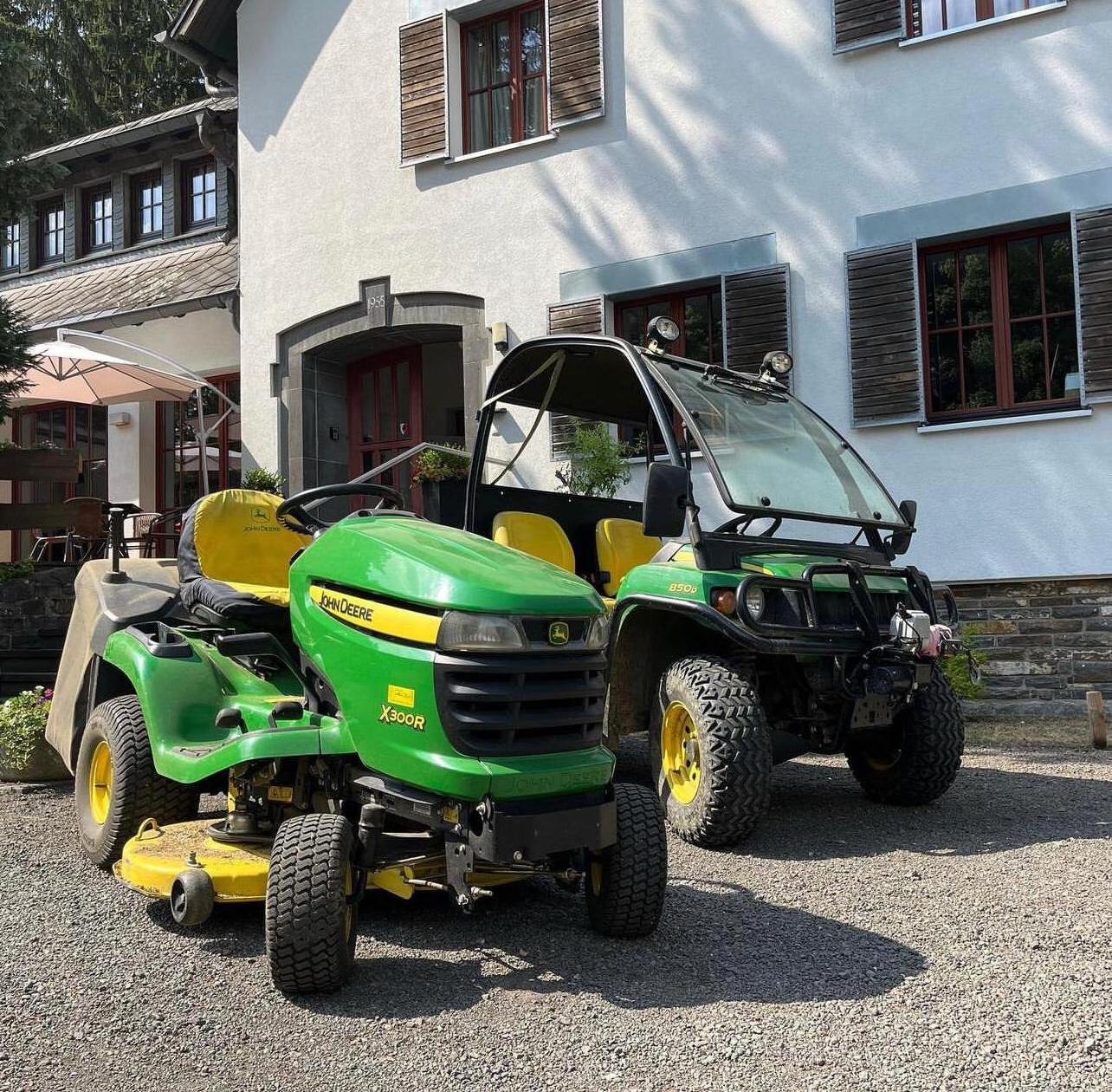 Fairly used JOHN DEERE GATOR XUV550  for sale to florida usa with fast delivery