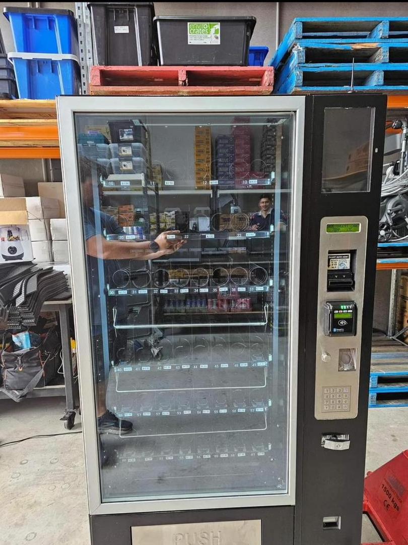 TOP SELLING TOUCH SCREEN AUTOMATIC SNACK VENDING MACHINE