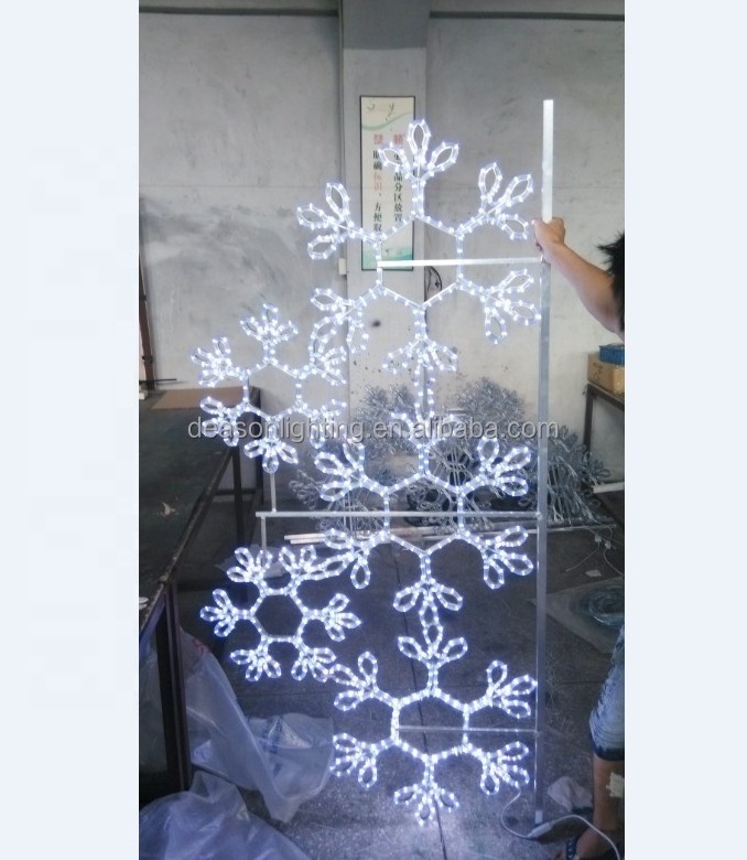 Pole mounted christmas decorations led snowflake motif light