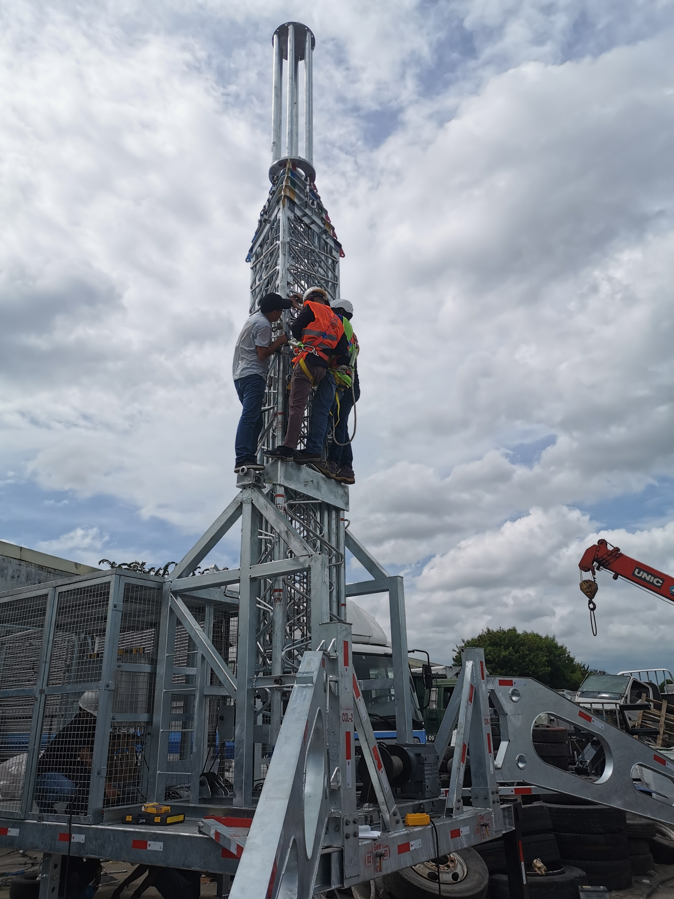 Cell on Wheels Telescopic Communication Mast