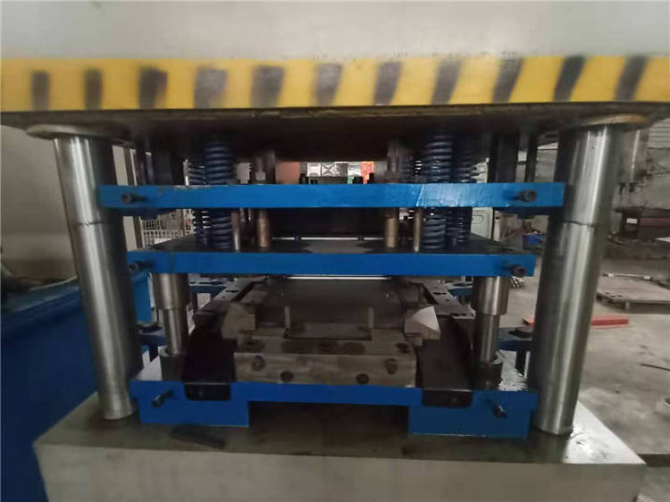 Factory outlet 3D galvanized steel cold press wall panel making machine advertising board gusset plate roll forming machine