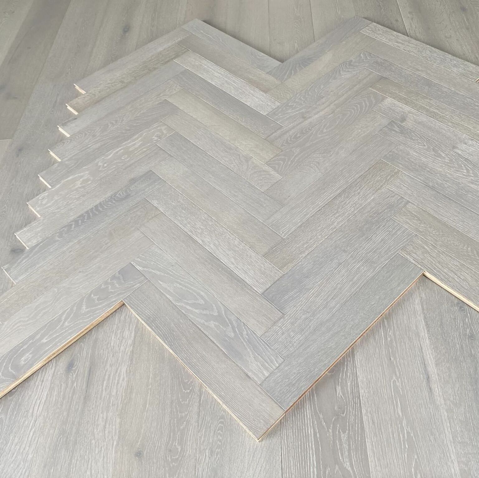 Best Customizable Natural Color Herringbone Engineering Oak Wood Hardwood Flooring Solid Wooden Floor