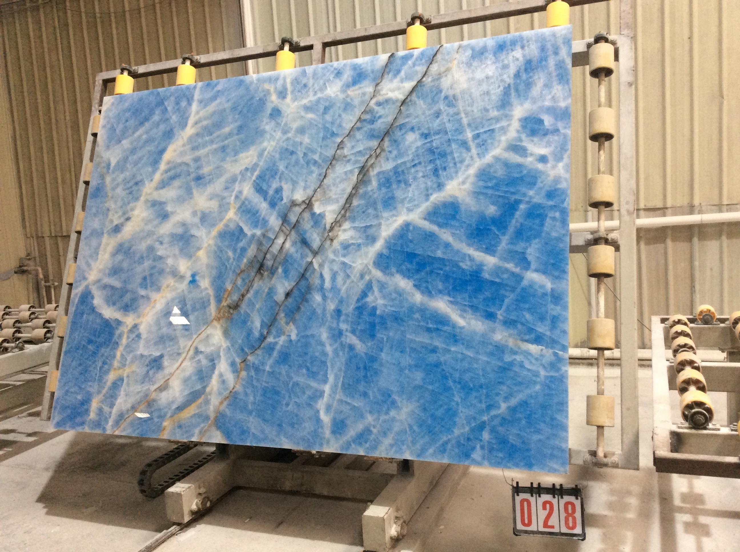 China Natural Backlit Translucent Bookmatch Crystal Blue White Onyx Marble Stone Big Slabs For Sales