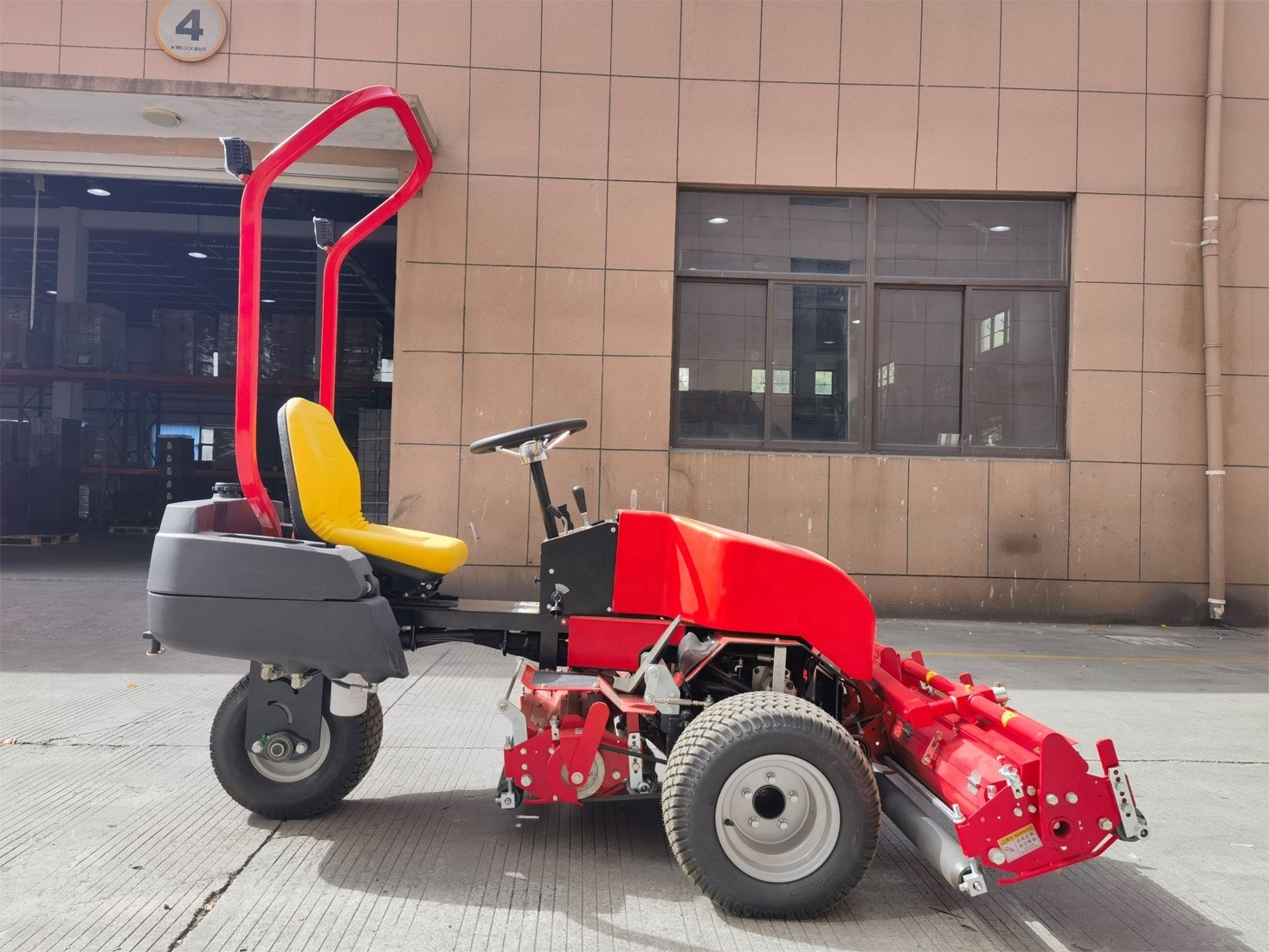 Professional Commercial 18HP Gasoline Powered Lawn Mower High Quality 13KW Industrial Grade Grass Cutter Tractor Blade Cutting