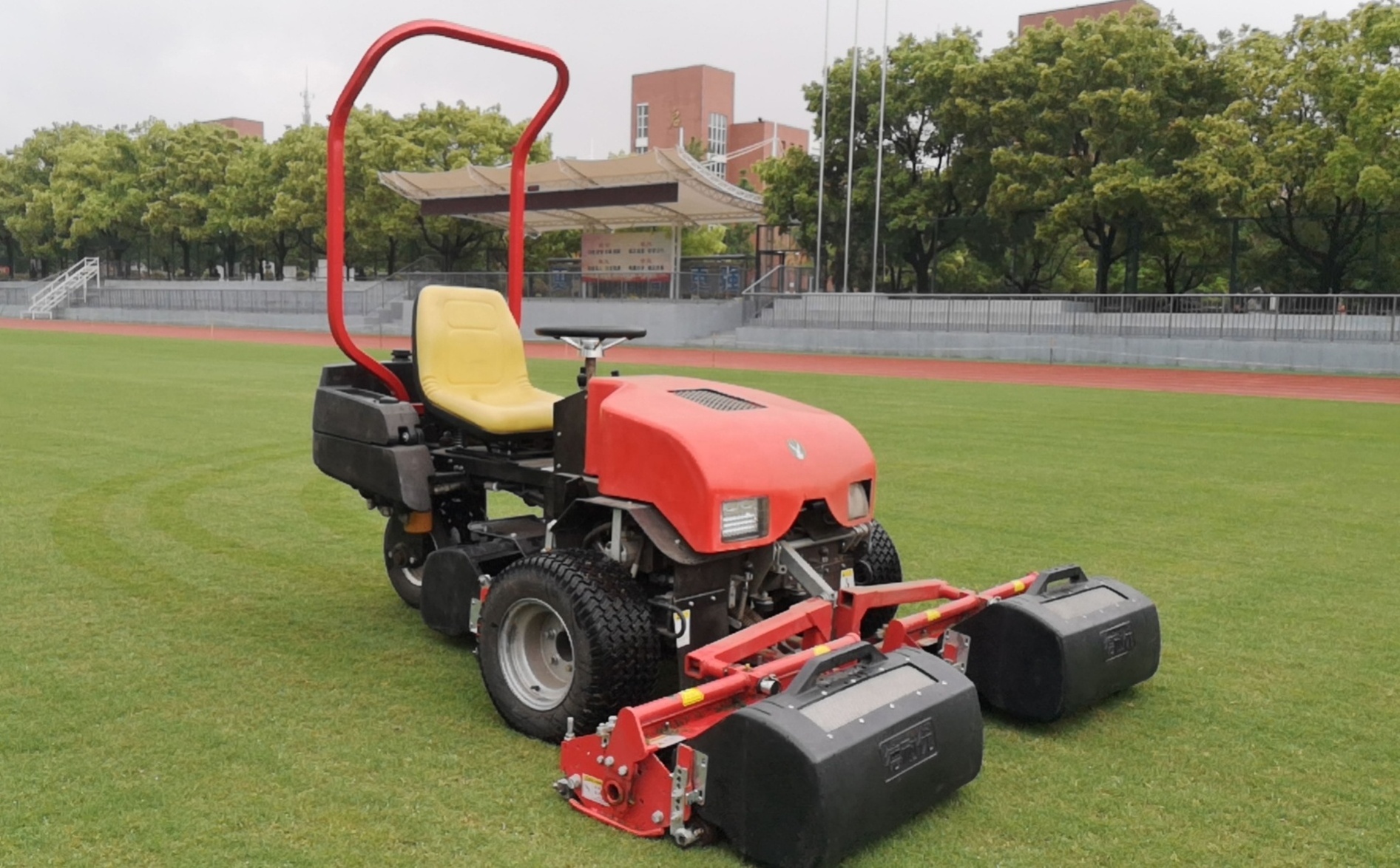 Professional Commercial 18HP Gasoline Powered Lawn Mower High Quality 13KW Industrial Grade Grass Cutter Tractor Blade Cutting