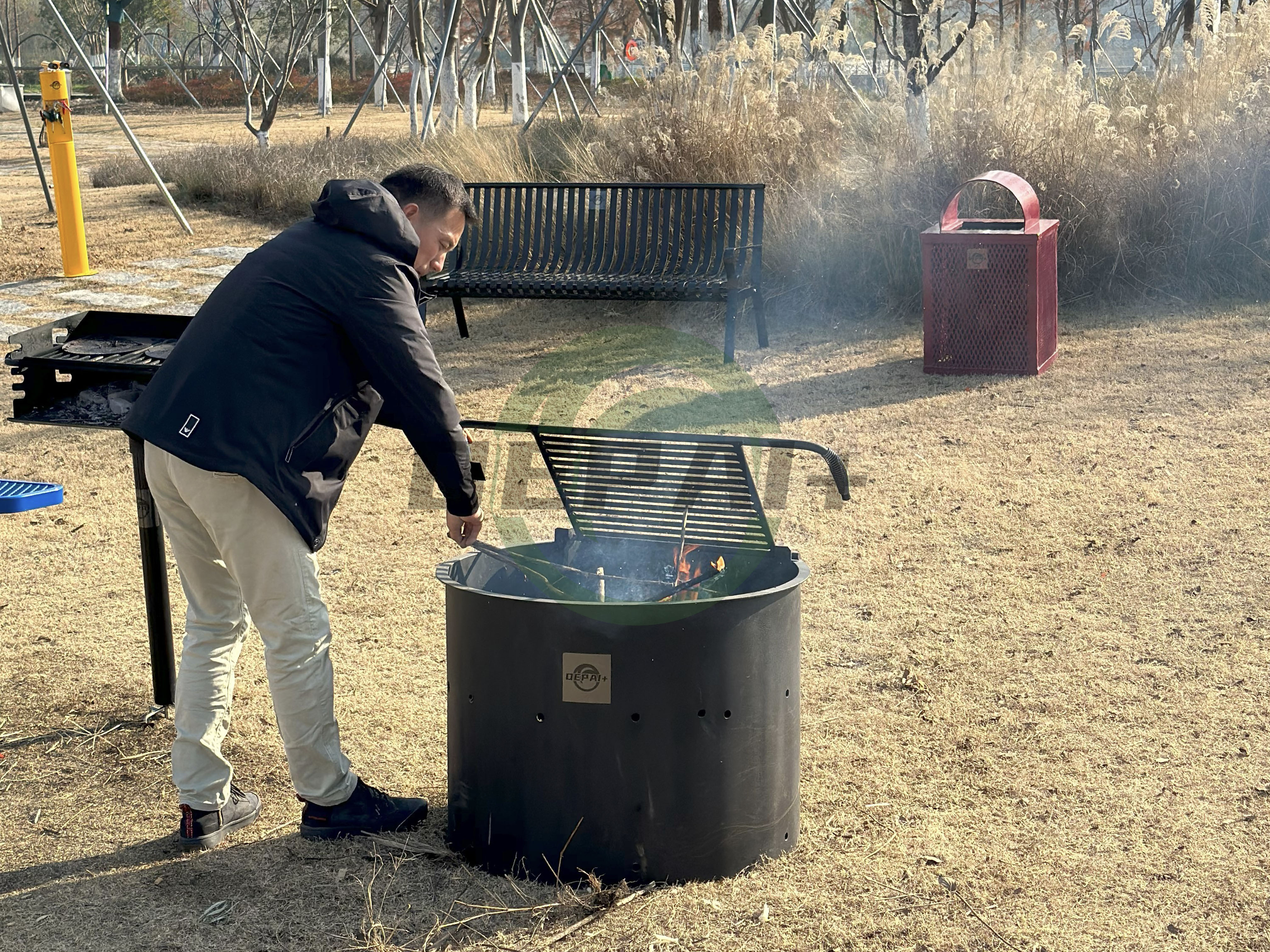 USA Style Outdoor Cooking Camping 32 in Round Steel Fire Rings with Grate