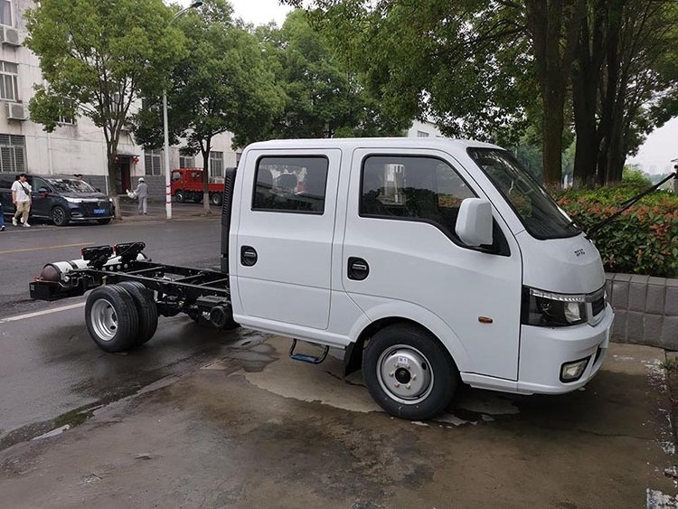 Low range natural gas cng fuel dongfeng mini 4x2 6 wheeler 3000mm wheelbase double cab 105hp engine LHD truck for sale