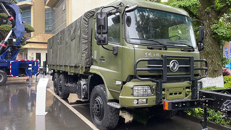 Dongfeng mulit-purpose 6x6 one and half row cabin 6+1 wheeler off road superstructure transport lorry camper truck