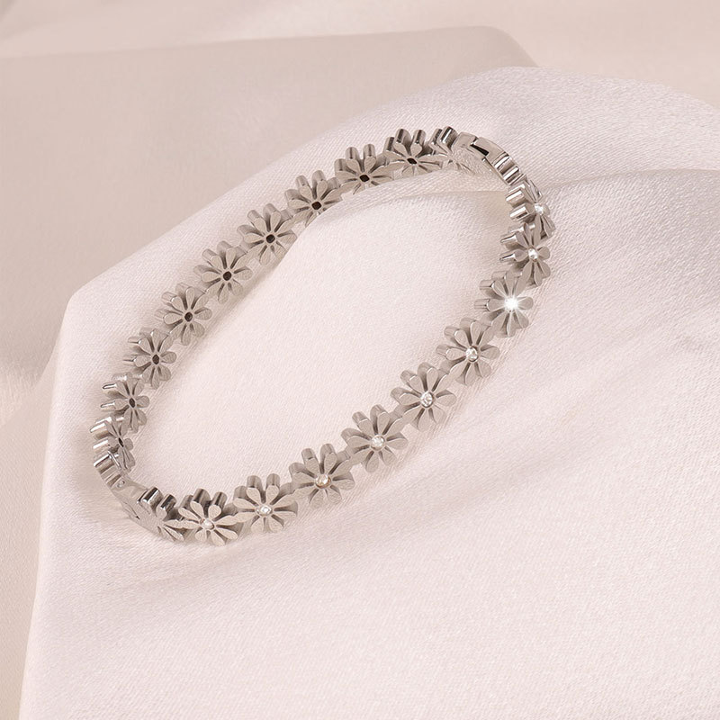 Simple Design For Commuting Small Daisy Flower 18K Gold Plated Hollow-Carved Design Stainless Steel Bracelet