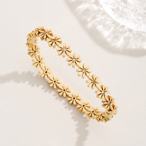 Simple Design For Commuting Small Daisy Flower 18K Gold Plated Hollow-Carved Design Stainless Steel Bracelet