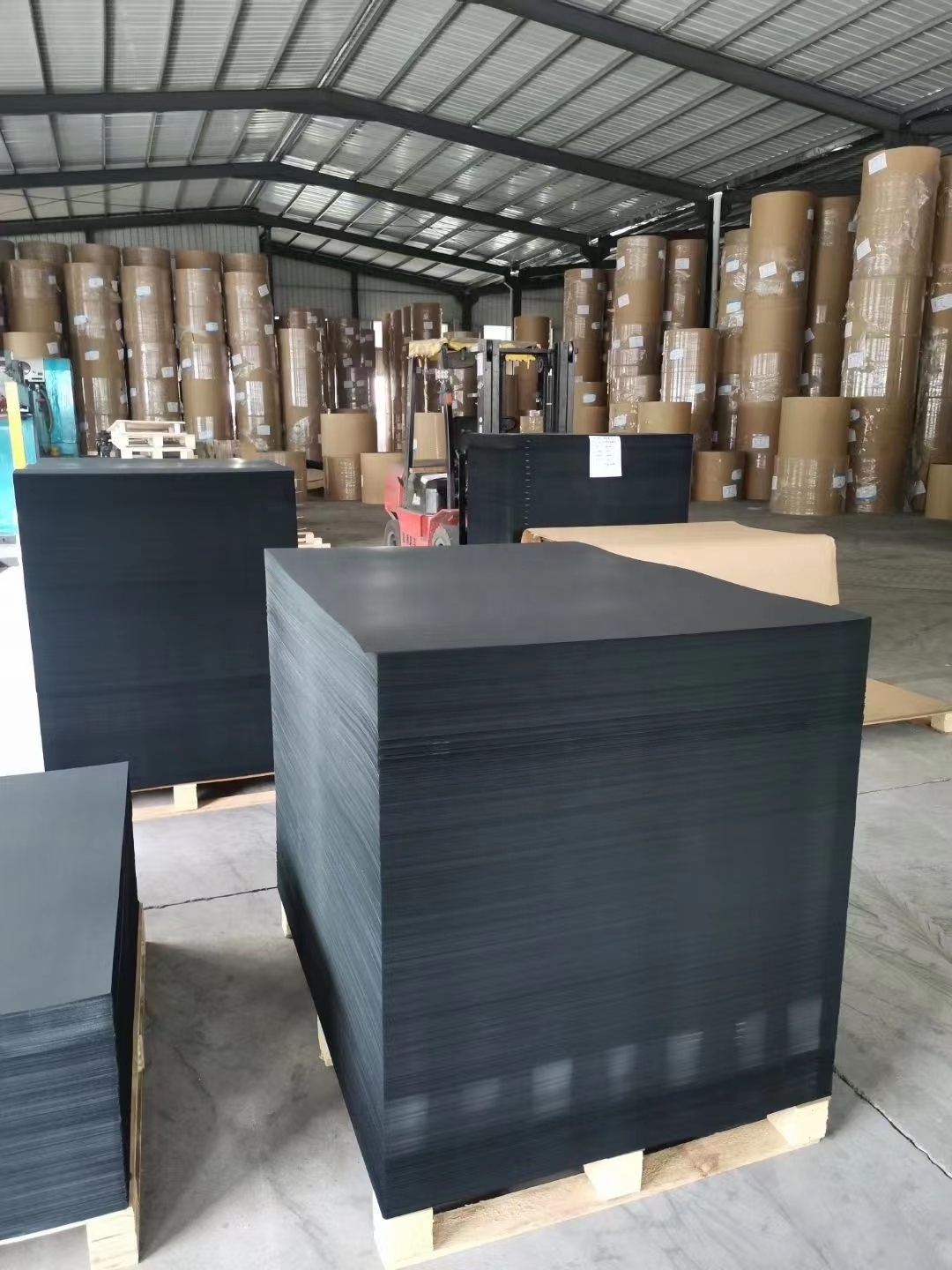 Wholesale sale of 889*1194mm 150gsm 100% Wood Pulp Black Kraft Paper