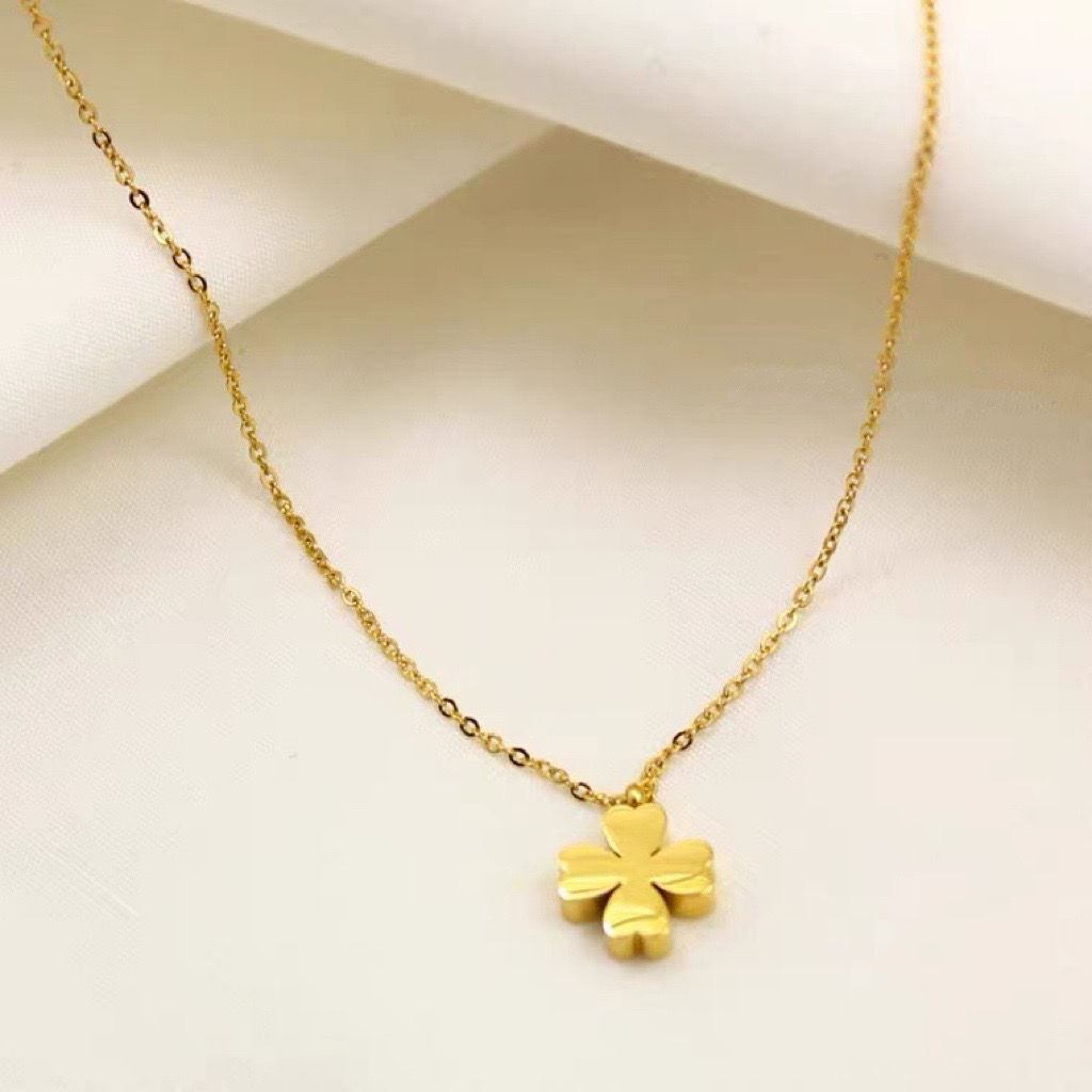 2023 New 18K Gold Plated Stainless Steel Clover Pendant Clavicle Chain Design Necklace Euramerican For Women