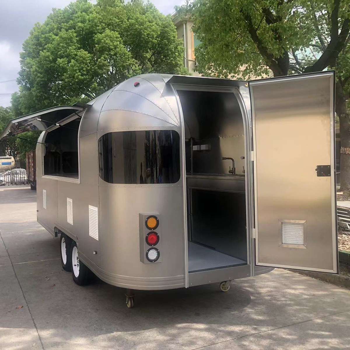 New Stainless Steel Fast Food Truck Moving Outdoor Dining Car for Restaurant and Bakery with Water Corn Wheat Material