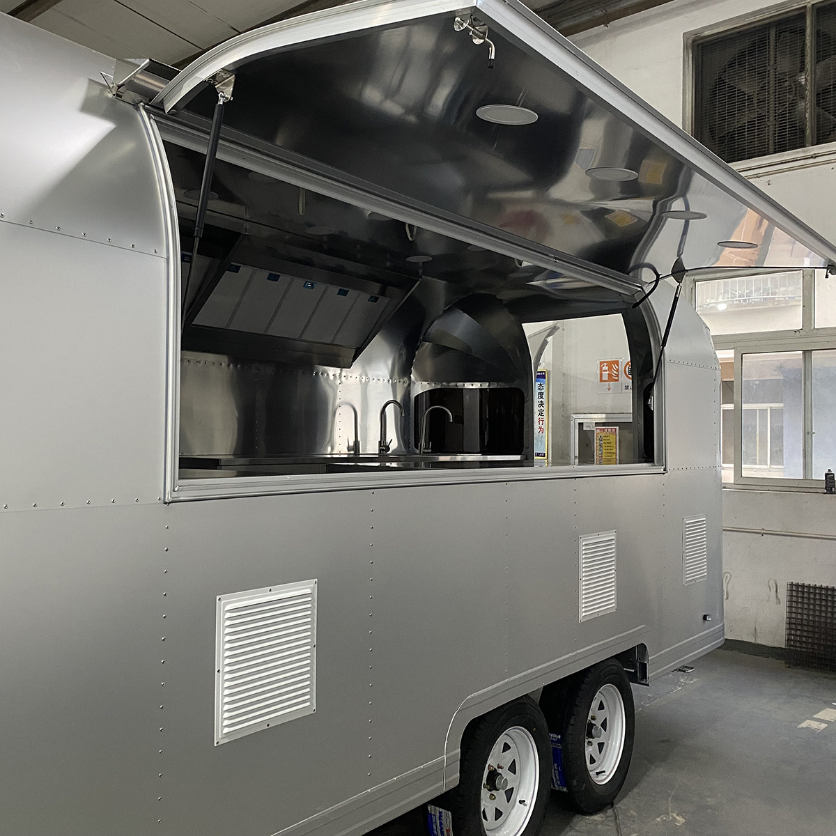 New Stainless Steel Fast Food Truck Moving Outdoor Dining Car for Restaurant and Bakery with Water Corn Wheat Material