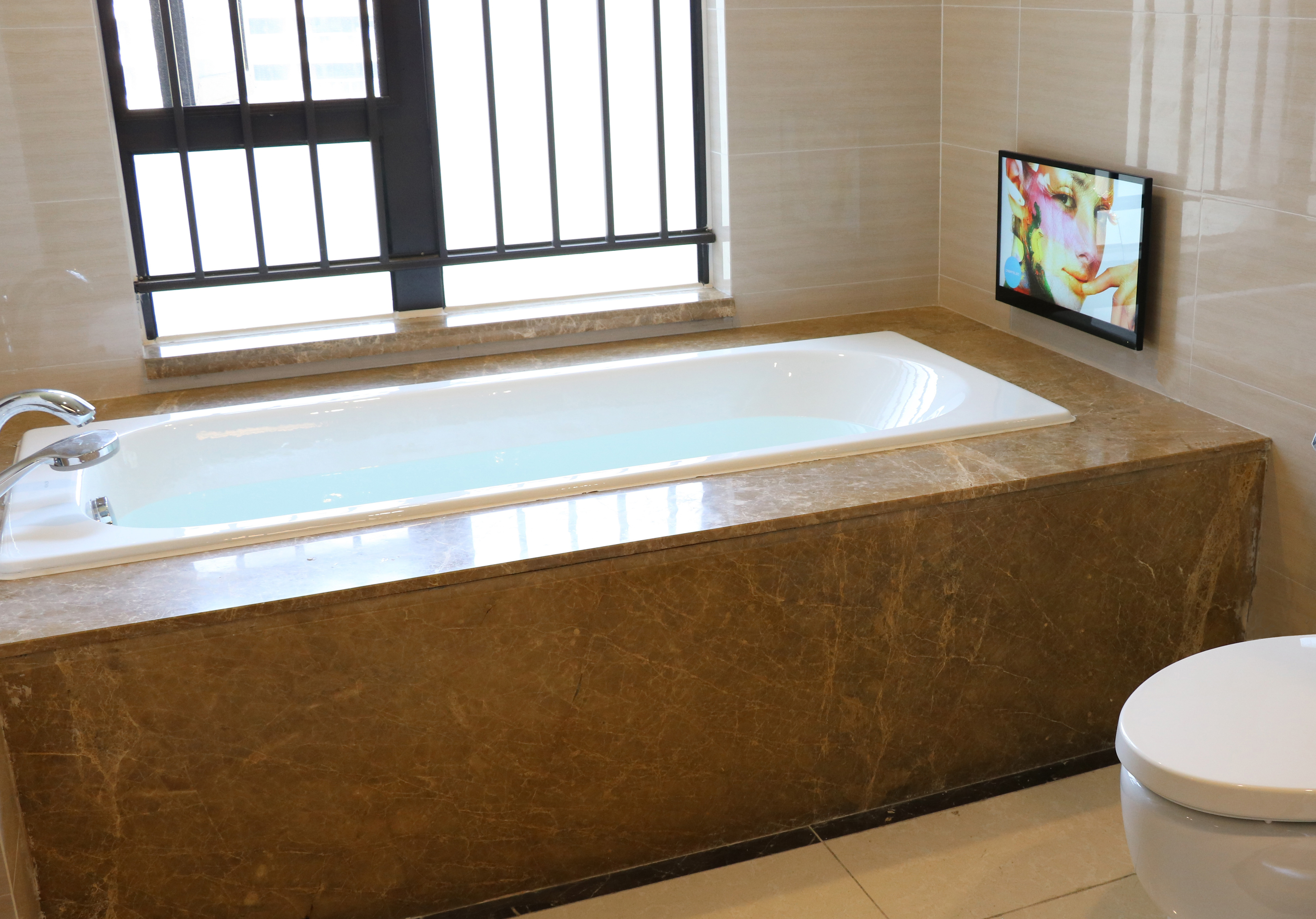 22 inch Android 11 Waterproof Mirror Bathroom TV with Touch Screen