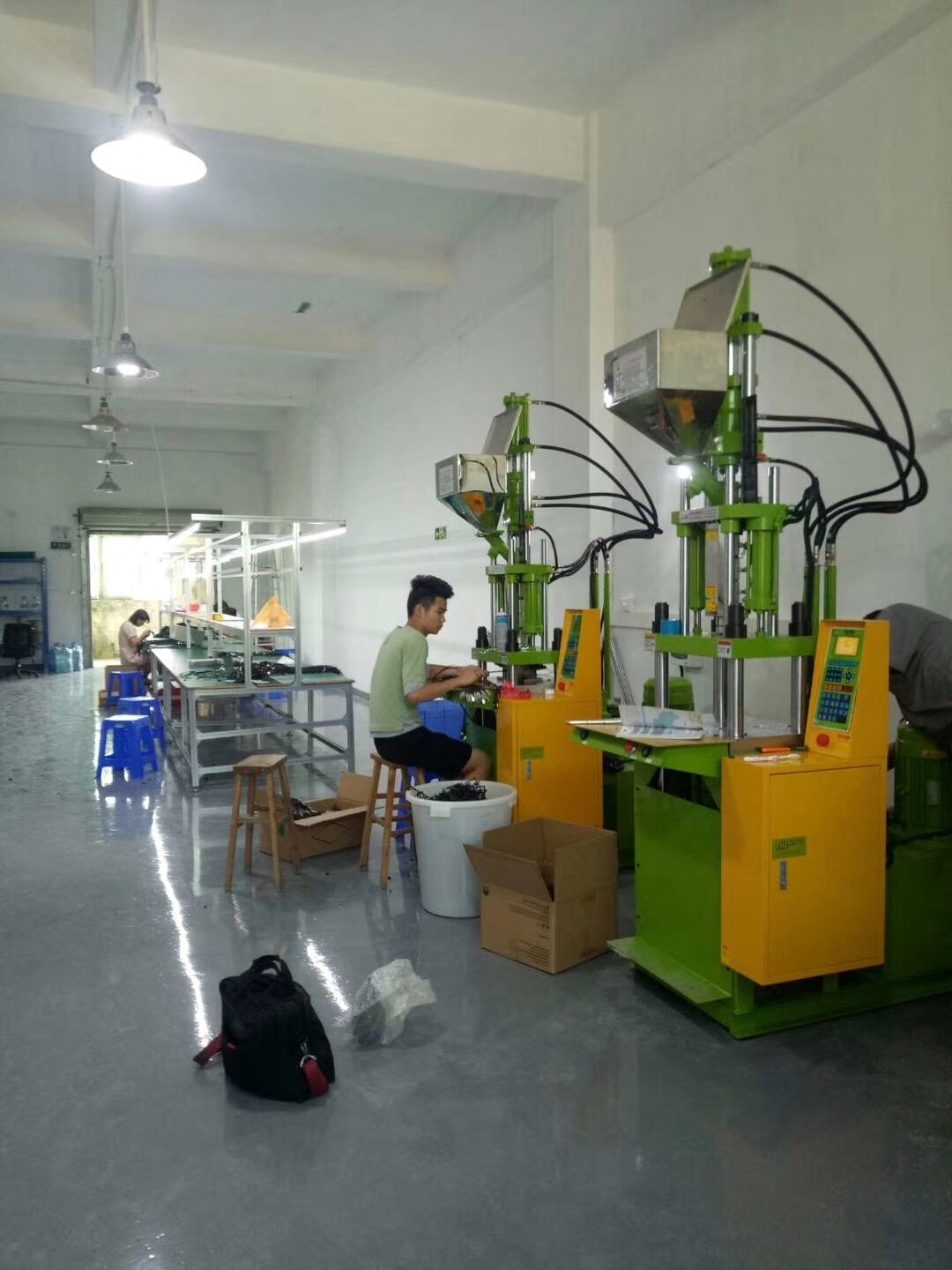 Auto Phone Data Cable Manufacturing Machine Vertical Injection Moulding Machine