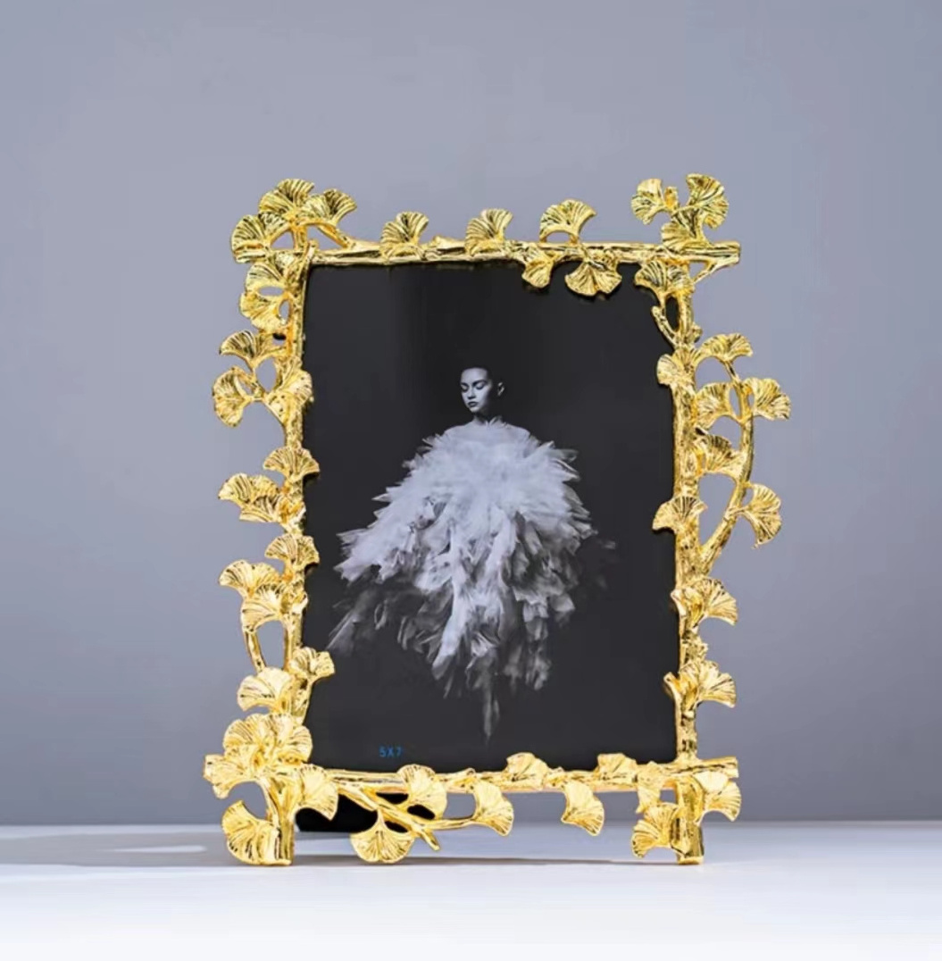 Photo frame custom light luxury golden flower shape 6 /7/10 inch alloy photo frame high-end wedding photo frame