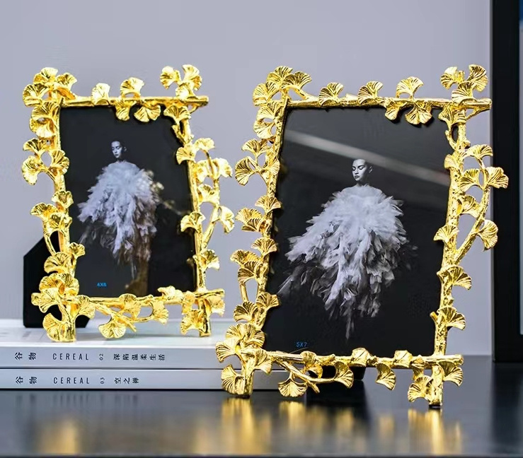 Photo frame custom light luxury golden flower shape 6 /7/10 inch alloy photo frame high-end wedding photo frame