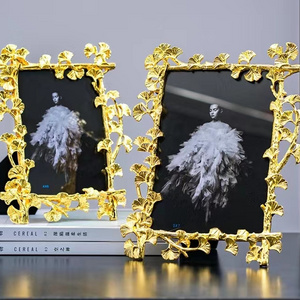 Photo frame custom light luxury golden flower shape 6 /7/10 inch alloy photo frame high-end wedding photo frame