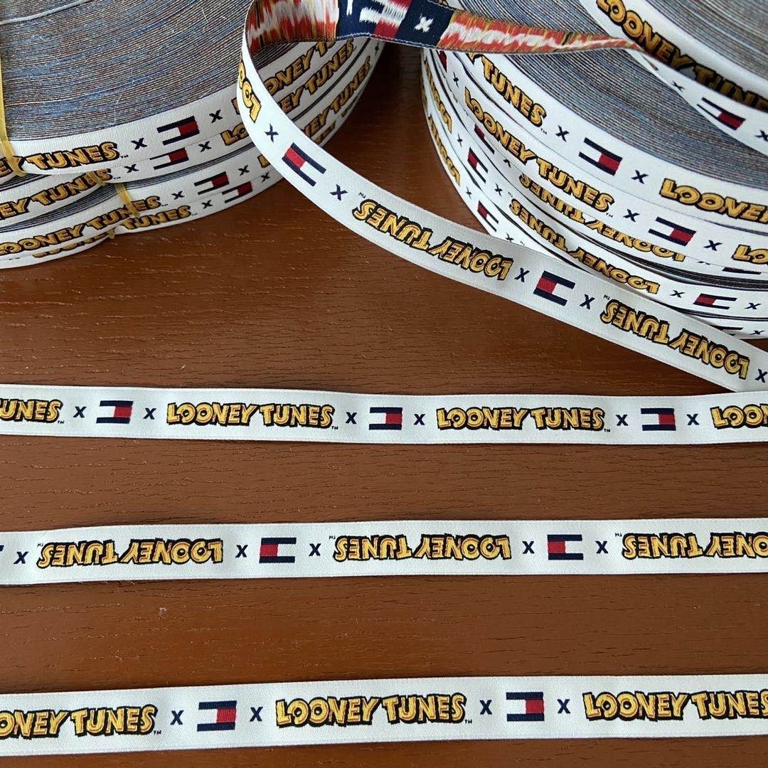 Custom 100% polyester woven tape high quality sewing ultrasonic cutting flag neck brand woven logo ribbon for garment