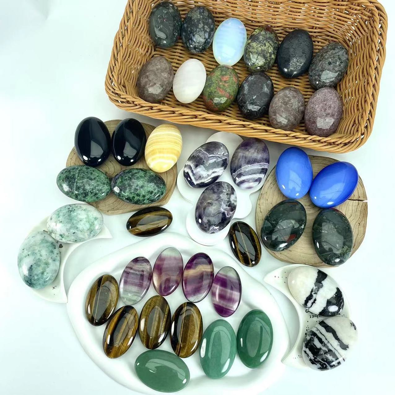 wholesale New arrivals rock spiritual crystal palm stone  healing stones natural amethyst quartz crystal palm stone for reiki