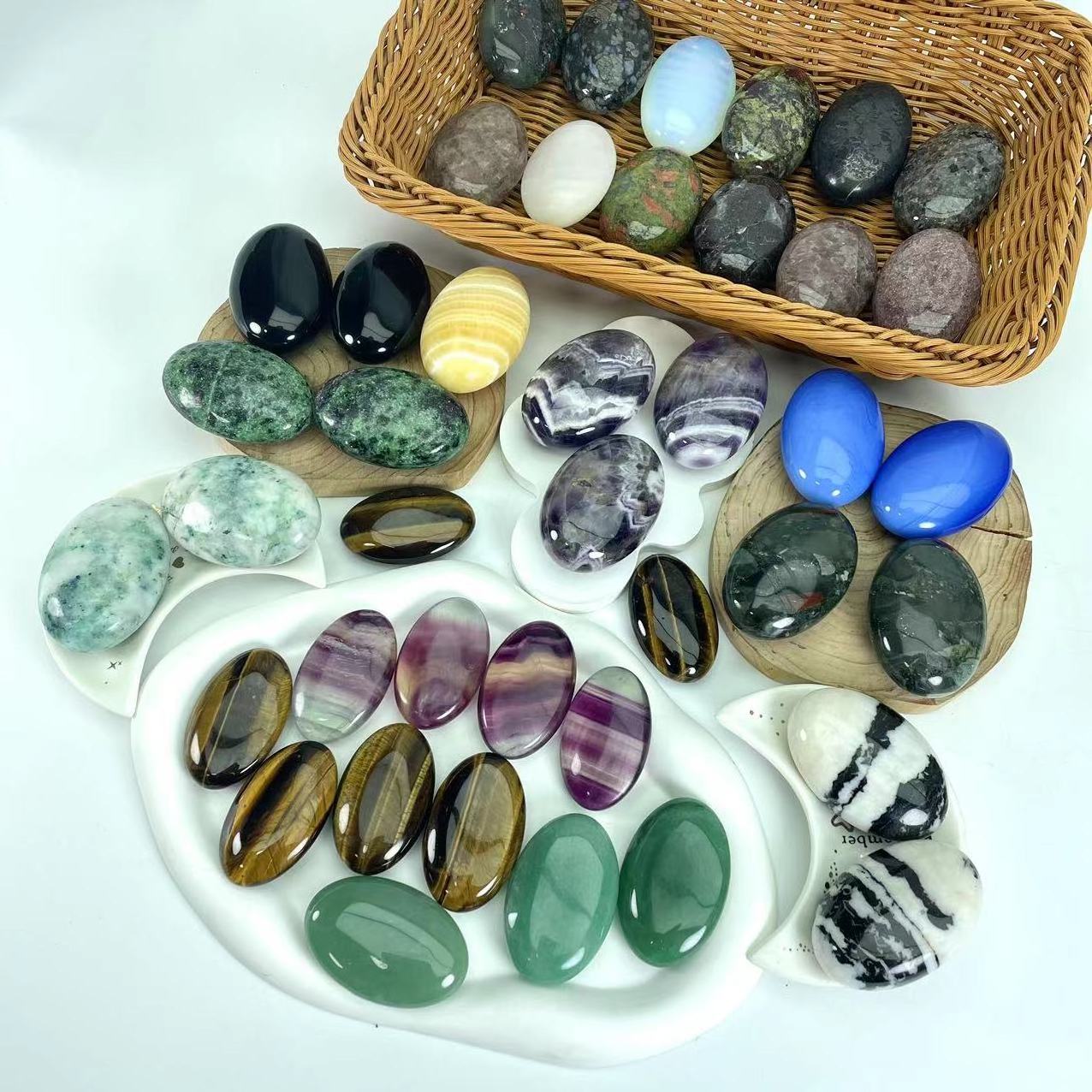 wholesale New arrivals rock spiritual crystal palm stone  healing stones natural amethyst quartz crystal palm stone for reiki