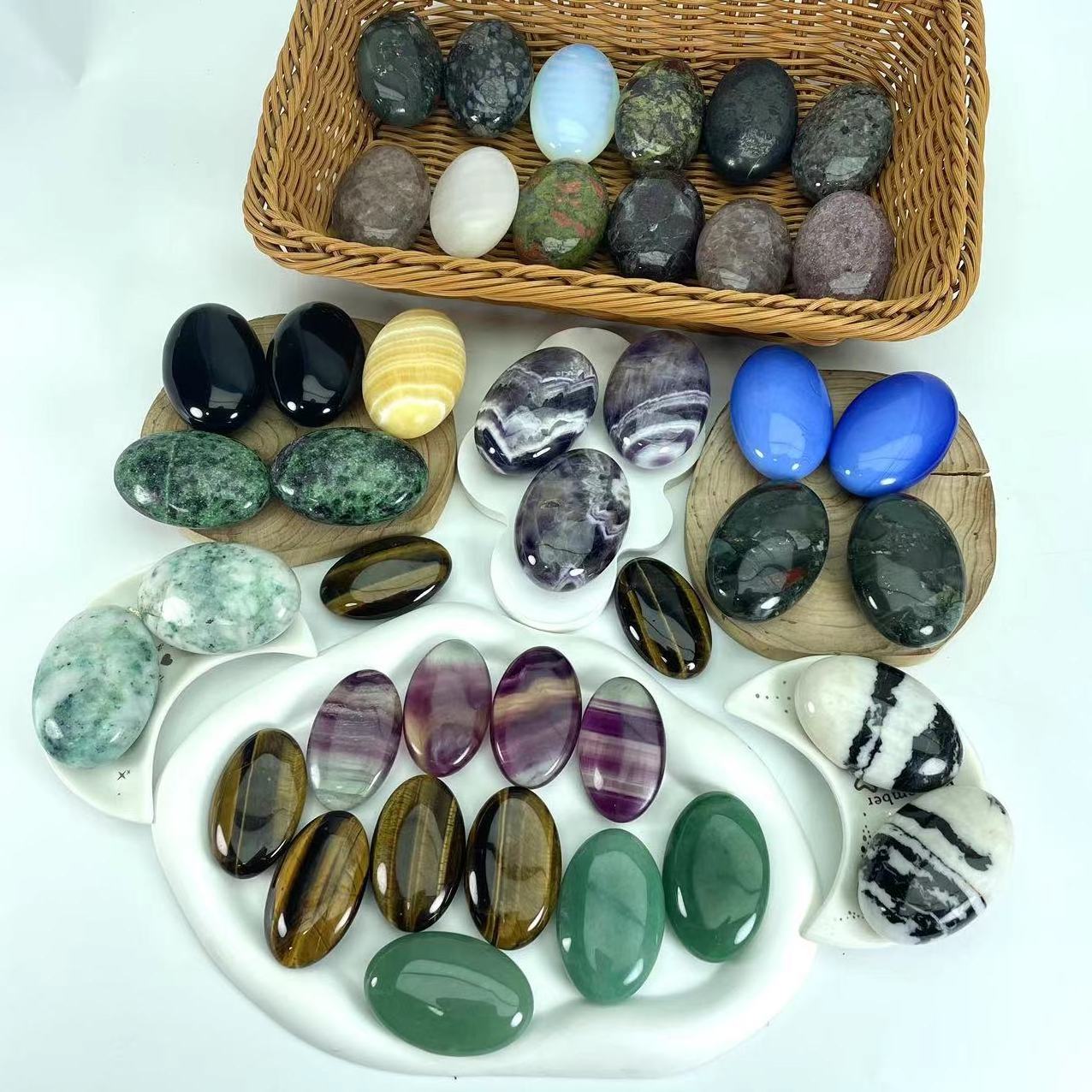 wholesale New arrivals rock spiritual crystal palm stone  healing stones natural amethyst quartz crystal palm stone for reiki