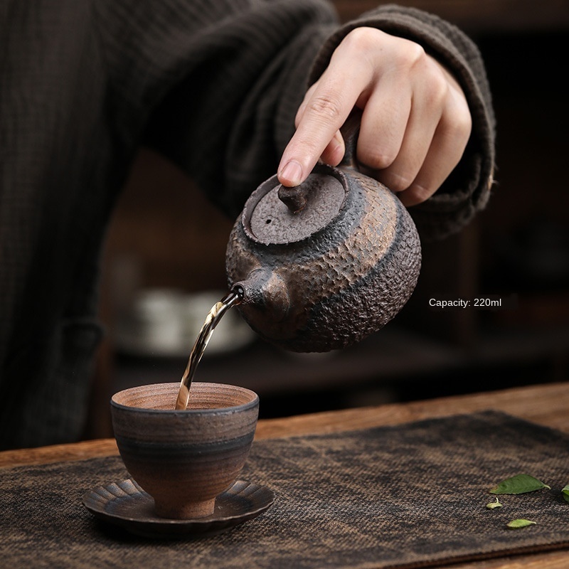 Stone is the pots Handmade Retro Japanese style coarse pottery small teapot gold Iron glaze single teapot Pu'er tea maker