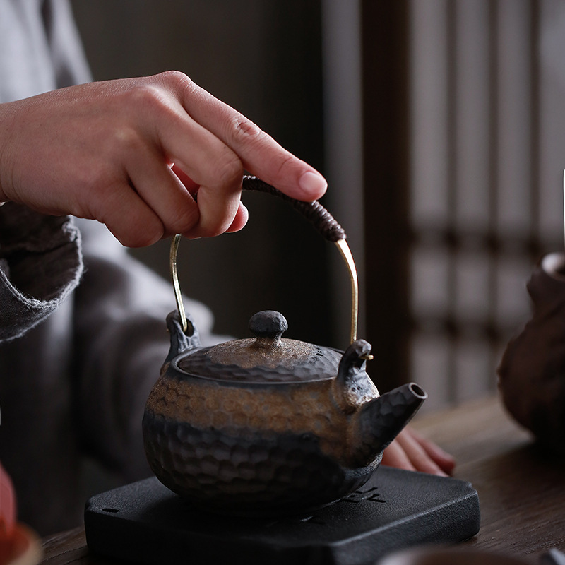 Stoneware hammer loop-handled teapot Handmade Japanese style retro tea Ceramic gongfu teapot single teapot