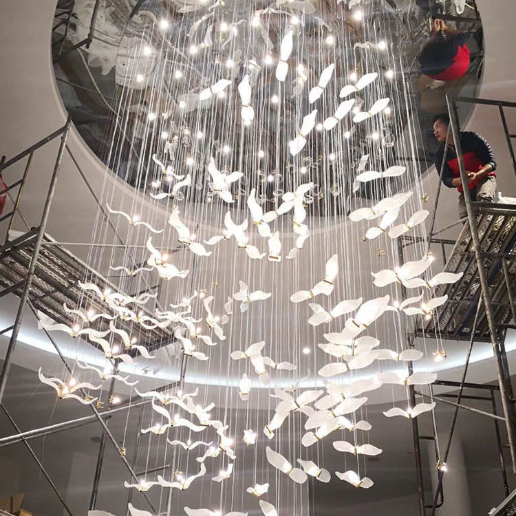 Modern Indoor Light Creative Hotel Villa Lobby Hanging Pendant Light Luxury Blown Glass Tassel Bird Chandelier