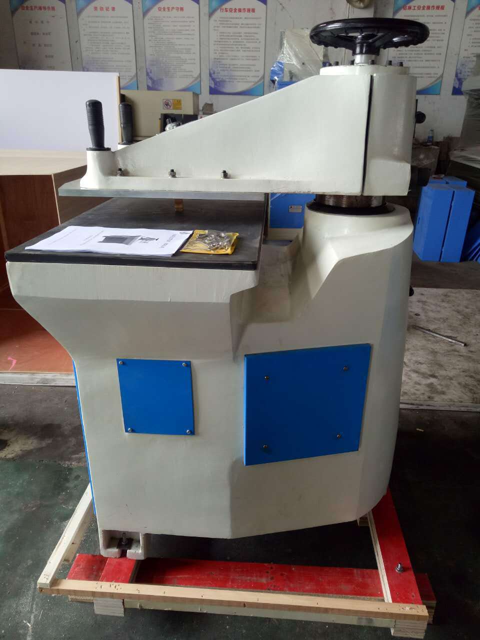 Hydraulic cutting press machine for gasket