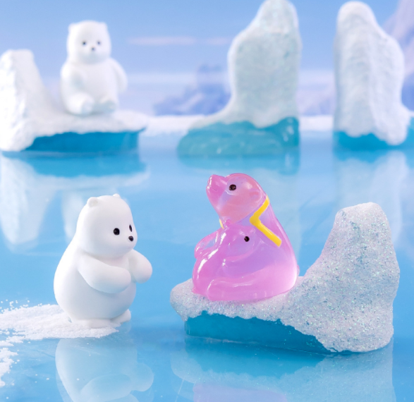 mini toys wholesale 3d cartoon resin craft pond iceberg Igloo campfire bonfire white polar bear christmas figurine and sculpture