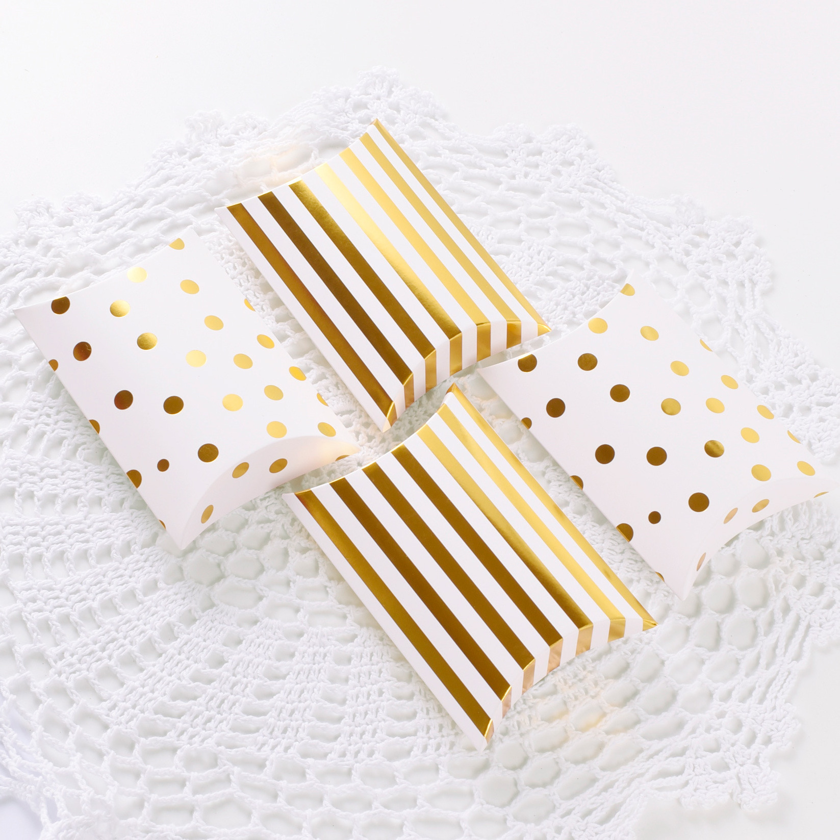 Exquisite string wrapped gold foil high-grade wedding candy packing pillow box ready to ship