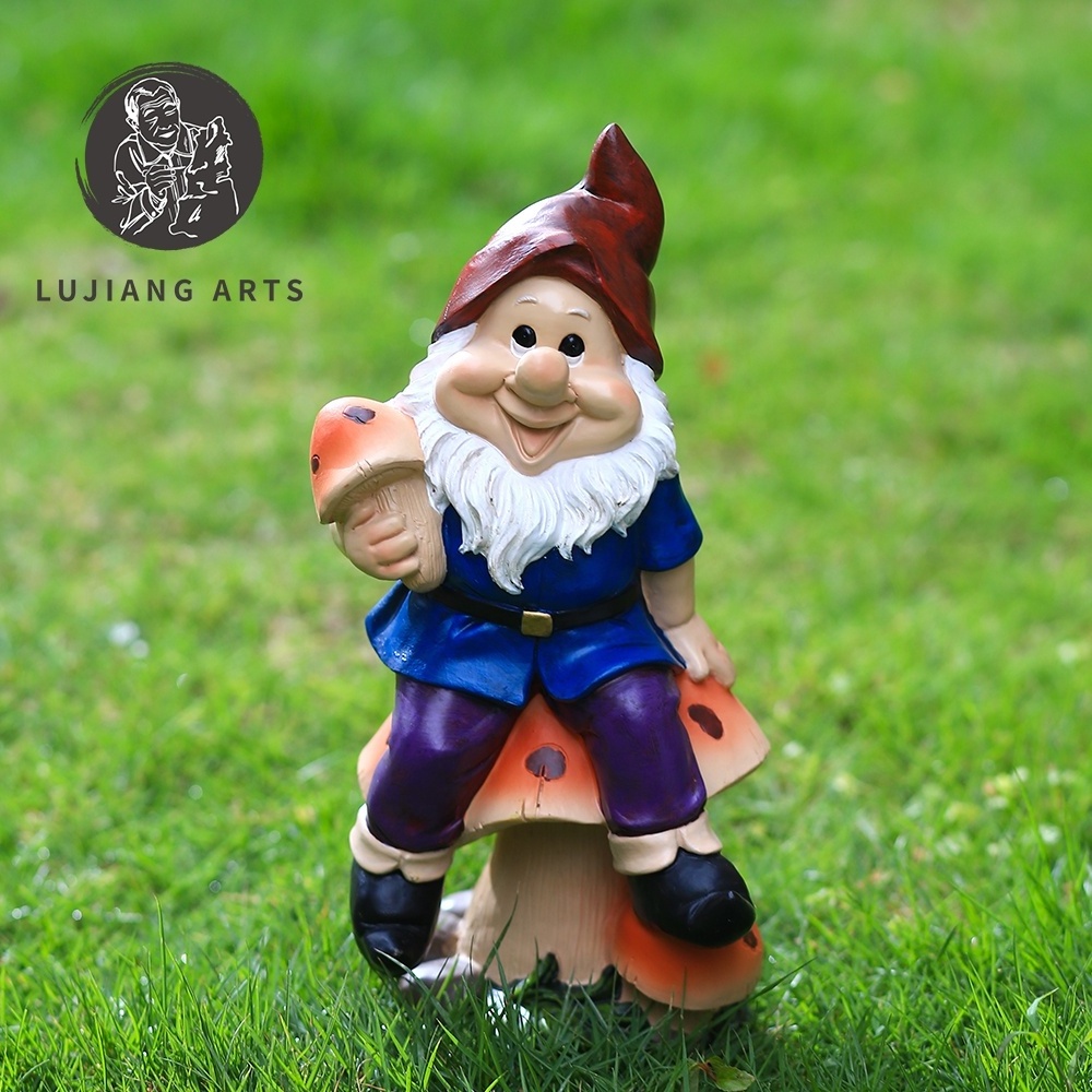 7.4 inch Gnome Sitting Mushrooms Statue Resin Gnome Sculpture Decoration Funny Gnome Sitting Mushrooms Figurine Garden Gift