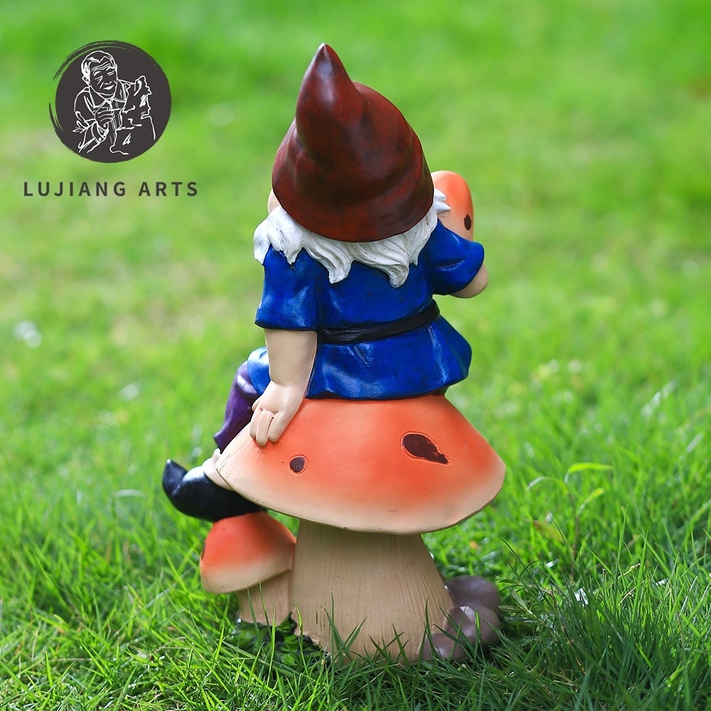 7.4 inch Gnome Sitting Mushrooms Statue Resin Gnome Sculpture Decoration Funny Gnome Sitting Mushrooms Figurine Garden Gift