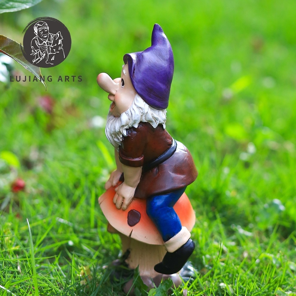 7.2 inch Gnome Jumping Mushrooms Statue Resin Gnome Sculpture Decoration Funny Gnome Jumping Mushrooms Figurine Garden Gift