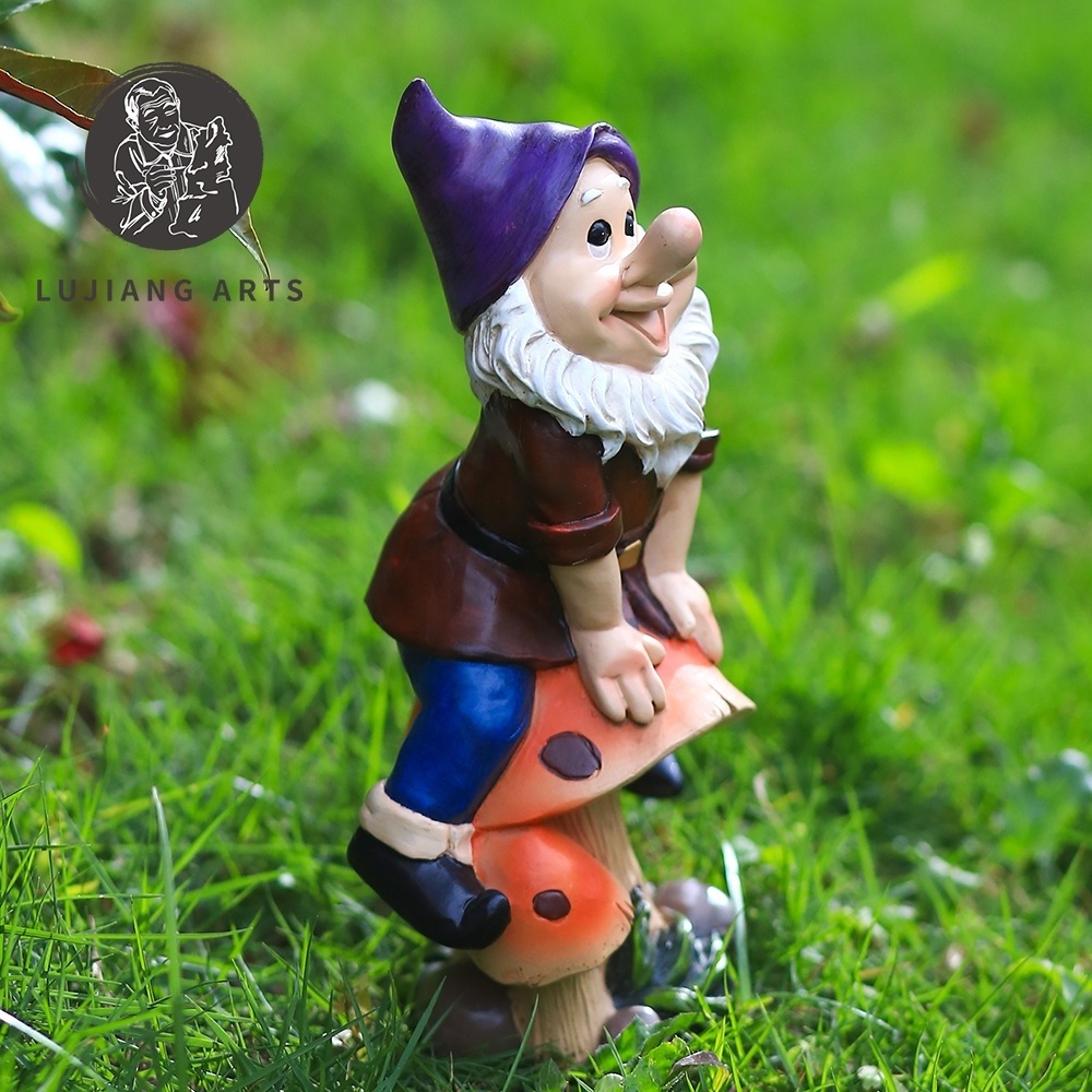 7.2 inch Gnome Jumping Mushrooms Statue Resin Gnome Sculpture Decoration Funny Gnome Jumping Mushrooms Figurine Garden Gift