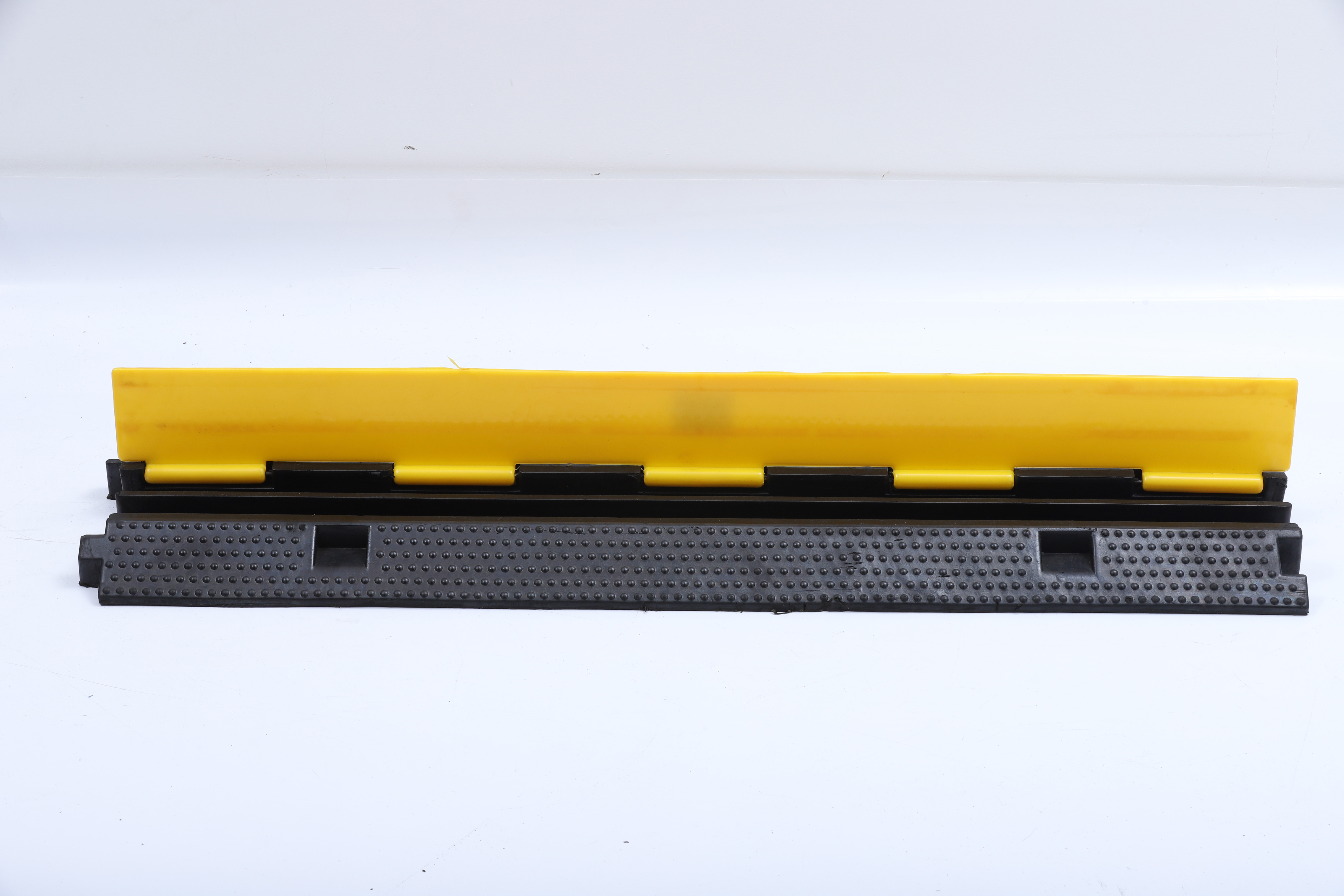 Heavy duty Load Capacity PVC cover speed ramps 2 channels Cable Protector speed bumps