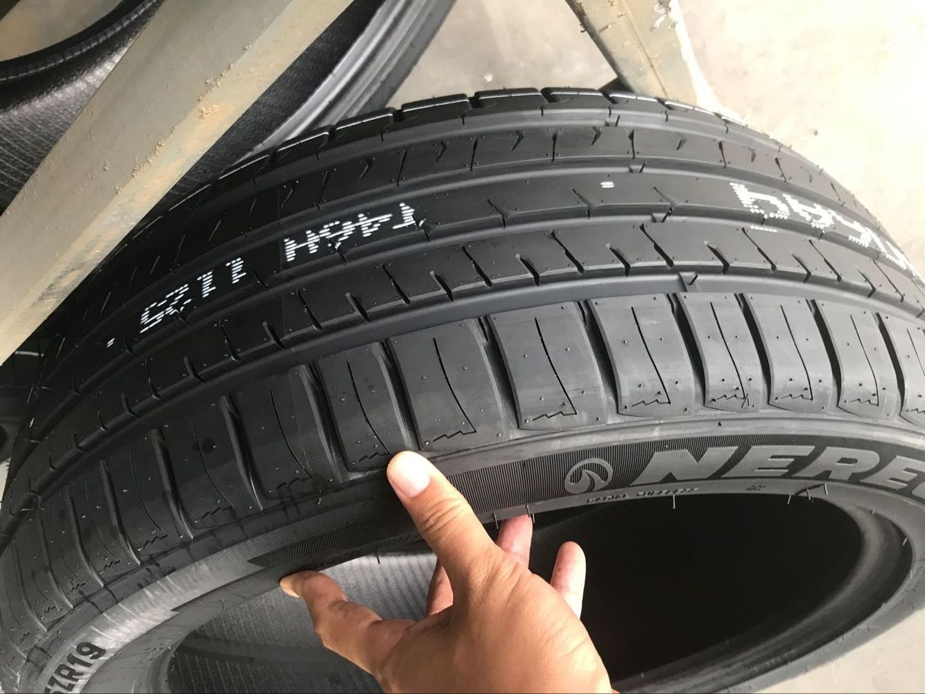 color new car tyres air rubber tires UHP pcr tyre 215/50/17 225/55/17 215/45/18 225/40/18