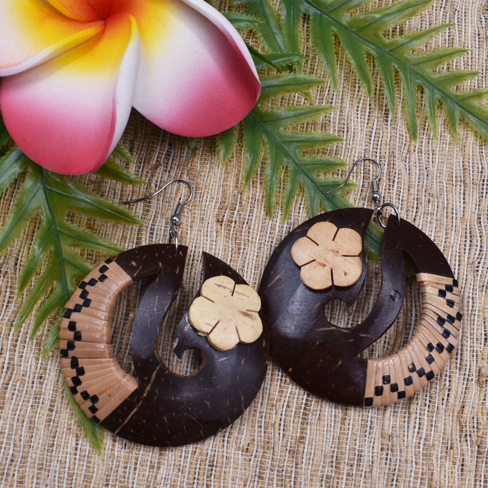 Fashion Women Geometric Hawaiian Jewelry Wholesale Handmade Carved Natural Wooden Coconut Earrings.