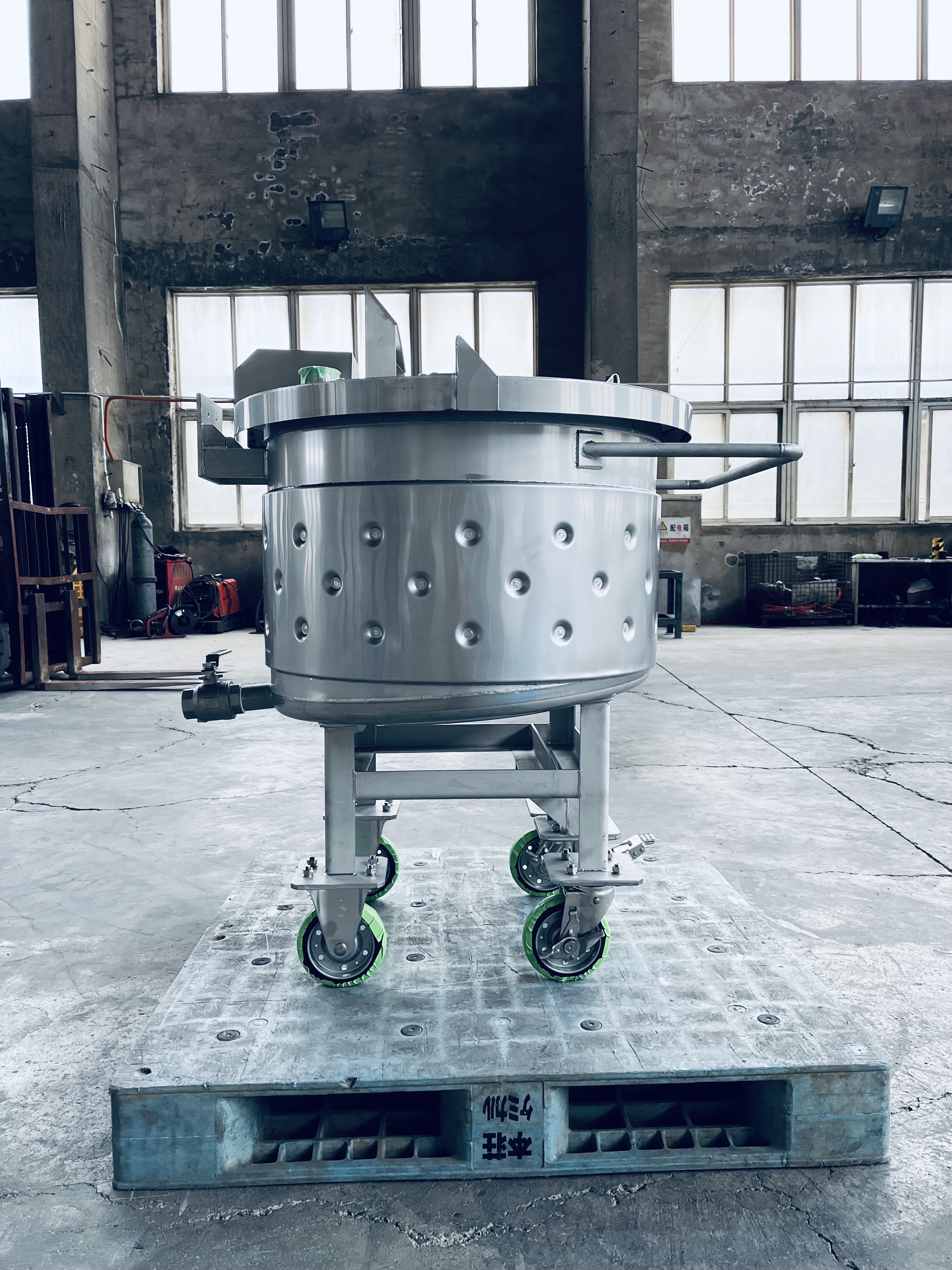 High quality wholesale Stainless Steel 200L 500L 1000L Movable  Storage Tank with casters  agitator mixer for chemical cream