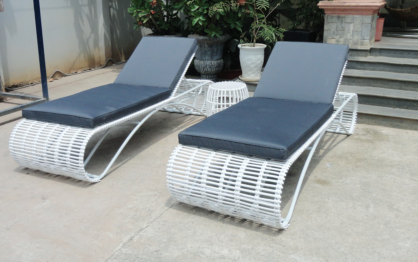 Sun Lounger Swimming Pool Chair Rattan Beach Furniture Comfortable Outdoor Rattan Sun Loungers for Poolside