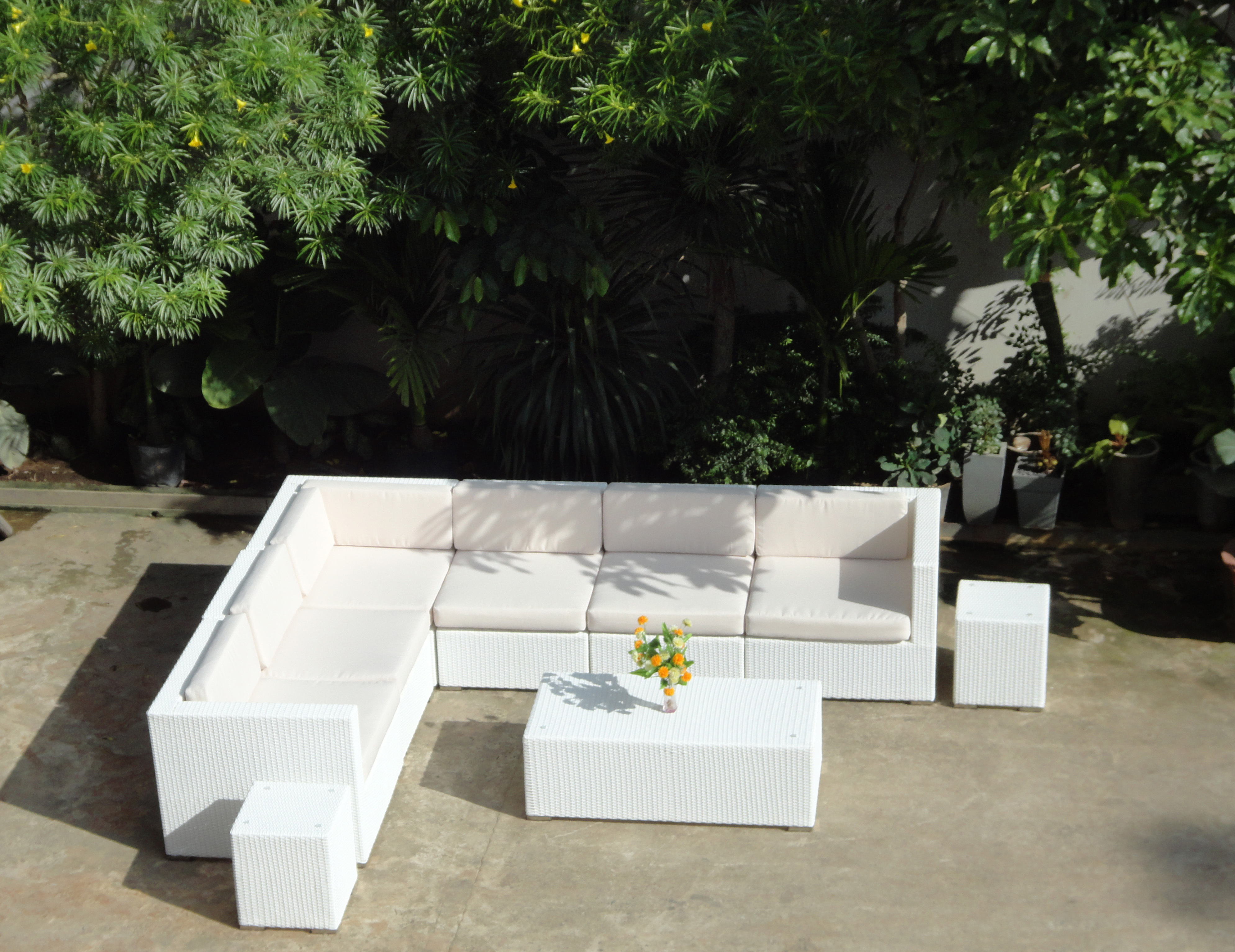 A Lovely L Shaped Cushioned Sofa With Seating For 6 People And The Added Bonus Of A 2 Seater Cushioned Bench To Match.