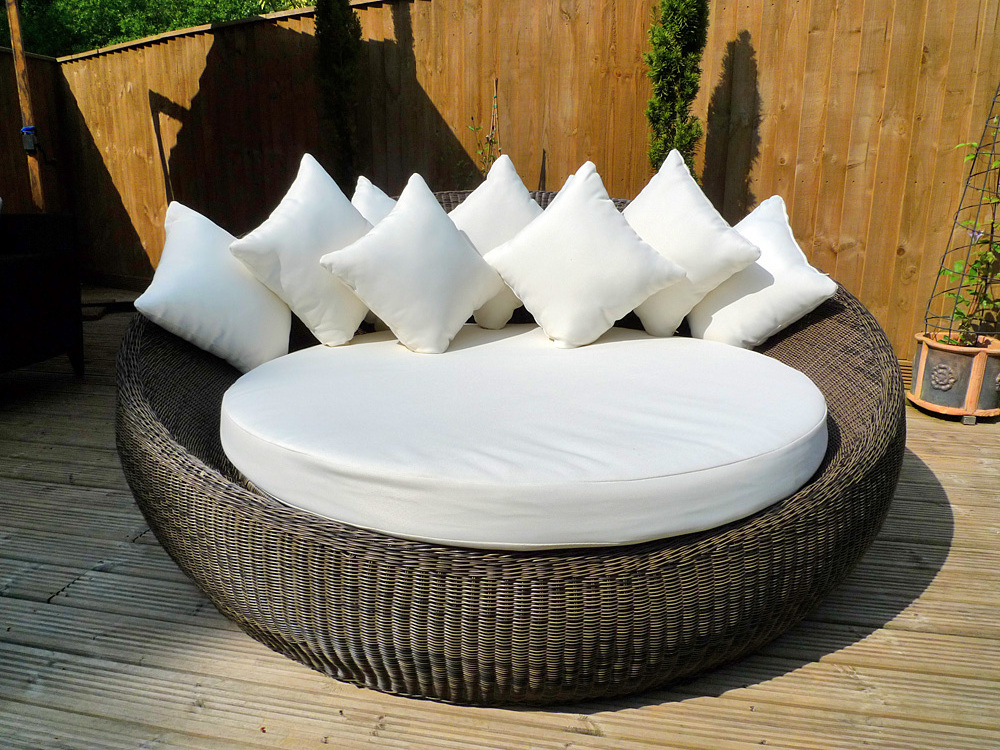 Modern Sunbed Aluminum Waterproof UV Against Chaise Sun Clouds Wicker Bed Outdoor Beach Lounge Cushion With Table